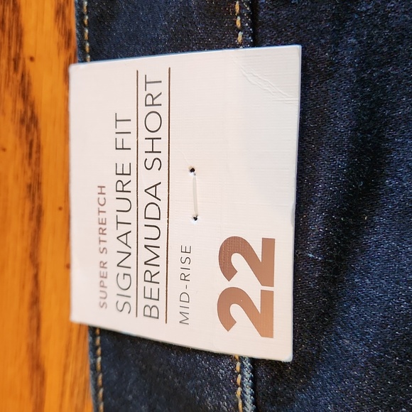 Lane Bryant Flex Magic Waistband Signiture Fit Mid-Rise Bermuda Jean Shorts - Picture 8 of 8